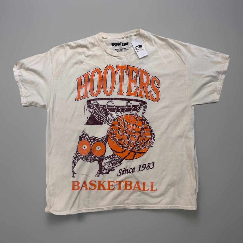 Vintage Style Hooters Basketball Graphic Tee XL Cream Owl Logo Y2K Streetwear